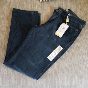 New with tagsLevis 544 size 12 Med slim straight